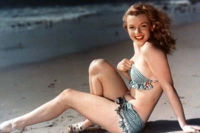 Marilyn Monroe, cujo centen&aacute;rio &eacute; celebrado, em momento de descontra&ccedil;&atilde;o que reflete seu carisma inigual&aacute;vel -  (crédito: AP Photo/Brooklyn Museum of Art)