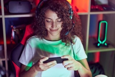 Apesar do celular ser a principal plataforma de jogos, a qualidade da conex&atilde;o &eacute; crucial para evitar problemas como lag e ping alto. -  (crédito: FreePik)