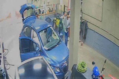 Vítima de feminicídio em Santa Efigênia de Minas tentou fugir do suspeito abrigando-se em um lava jato -  (crédito: Câmeras de segurança/Reprodução)