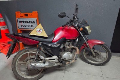 Motocicleta roubada foi recuperada e autores do crime localizados pela PM. Um foi preso e menor de idade apreendido -  (crédito: PMMG/Divulgação)