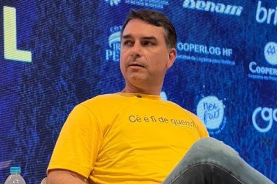 Flávio Bolsonaro (PL) durante evento no Ceasa Minas, em Contagem, na Grande BH -  (crédito: Edésio Ferreira / EM / D.A. Press)