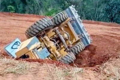 Trator capota em fazenda na Grande BH depois de atropelar homem -  (crédito: CBMMG/Divulgação)