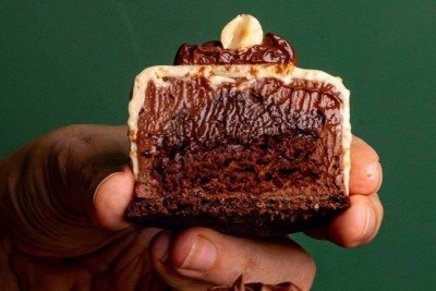 Cacau, avelã e laranja formam uma das versões do doce na Chocolate Lab
 -  (crédito: Hector Duarte/Divulgação)