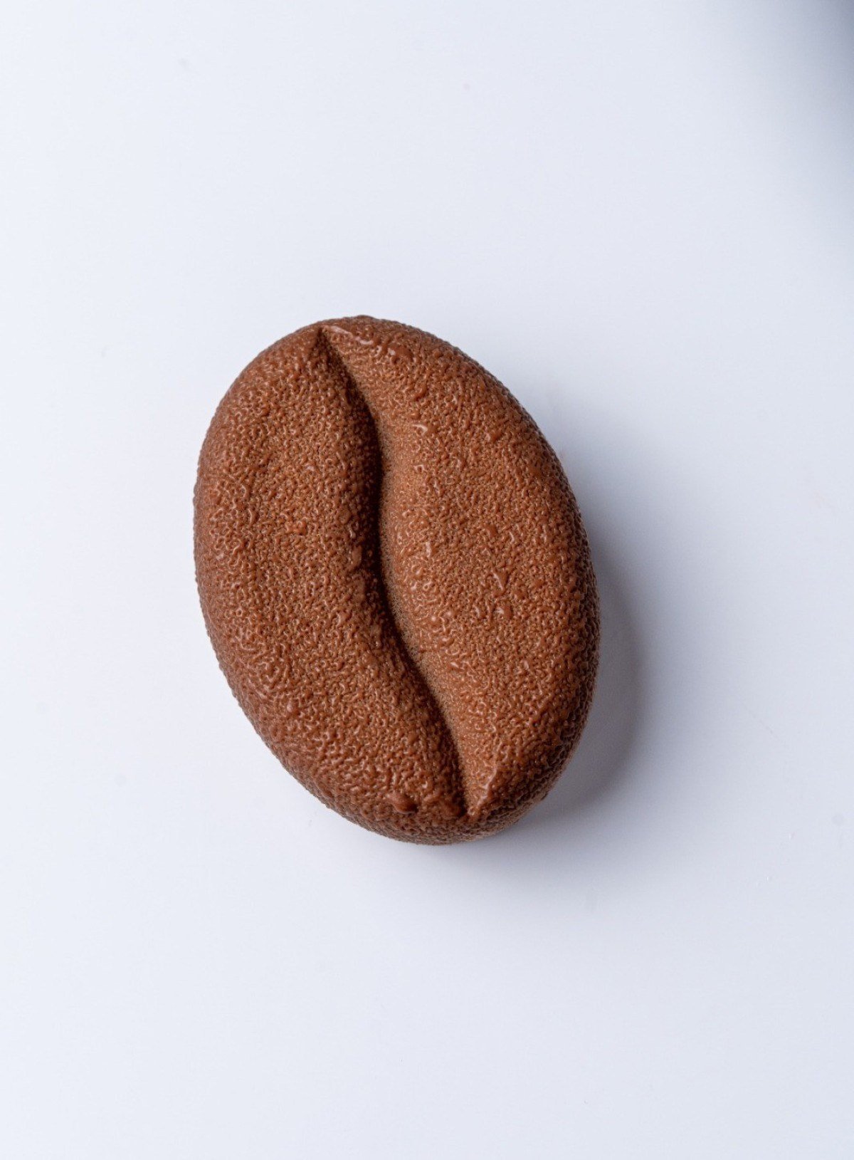 O formato de gr&atilde;o de caf&eacute; faz refer&ecirc;ncia ao principal ingrediente do entremet do doce criado por Pedro Frade 