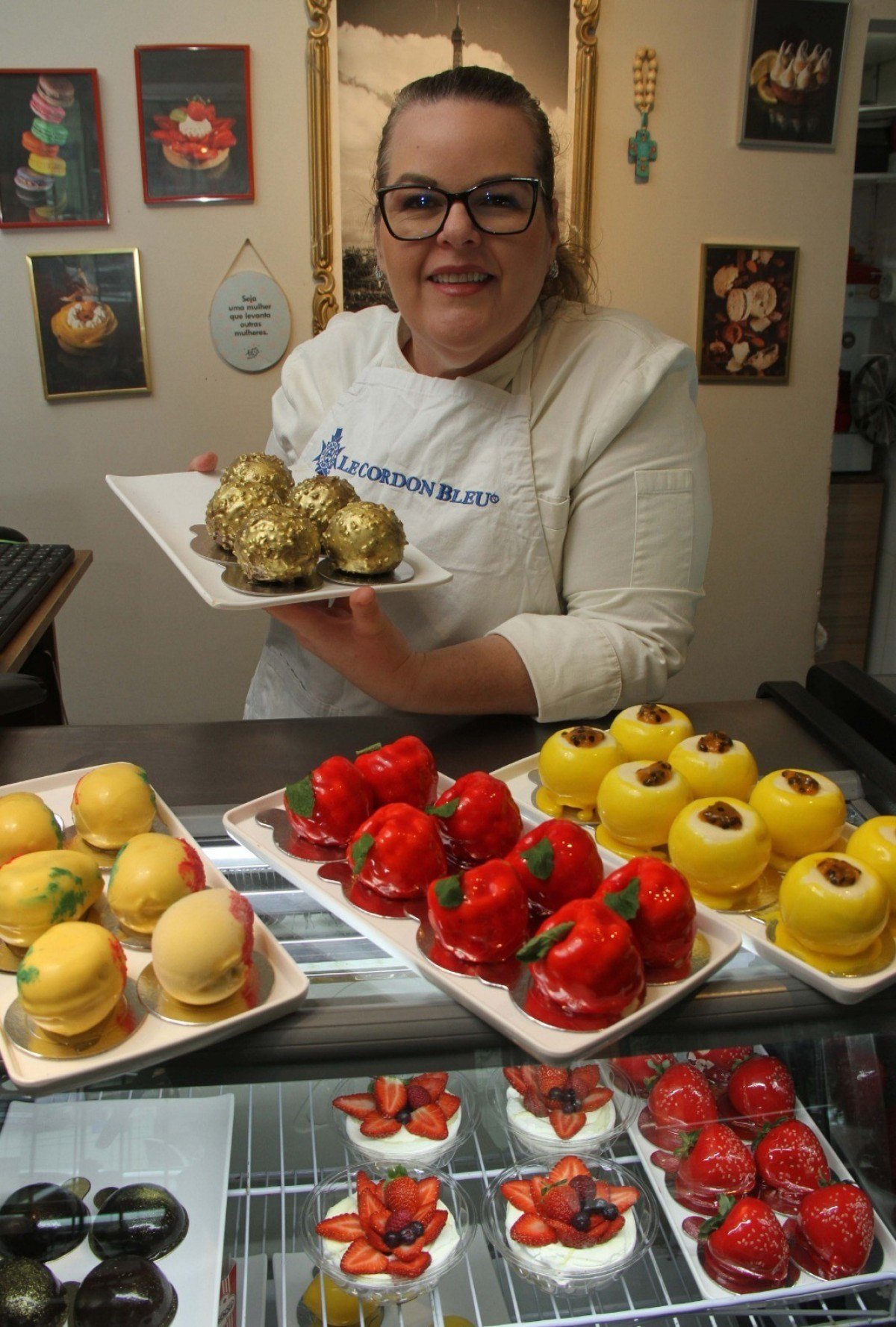 A confeitaria de L&iacute;dice Peres "bombou" com os entremets em formas de frutas, que viralizam no TikTok 