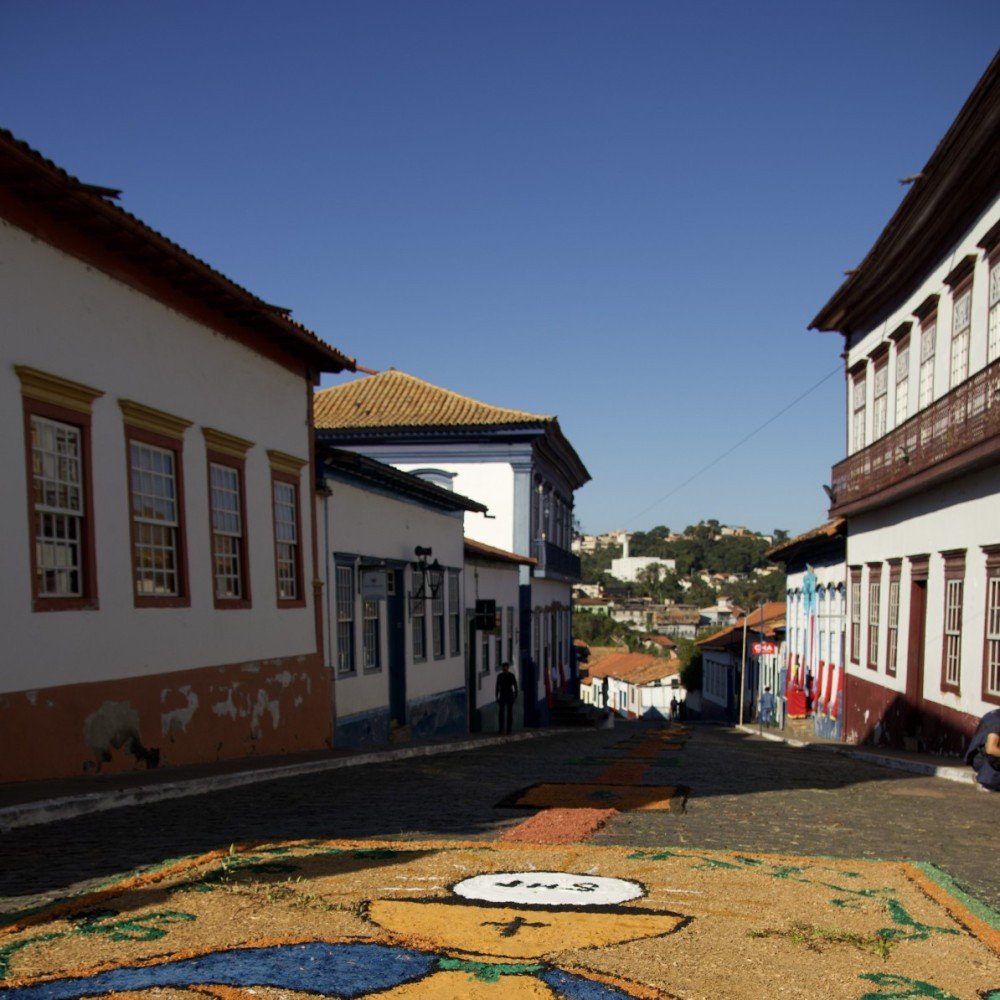 Moradores e estudantes participaram da montagem dos tapetes que ornamentaram cerca de 700 metros das ruas históricas de Sabará.-Lívia Píramo/Prefeitura de Sabará/divulgação