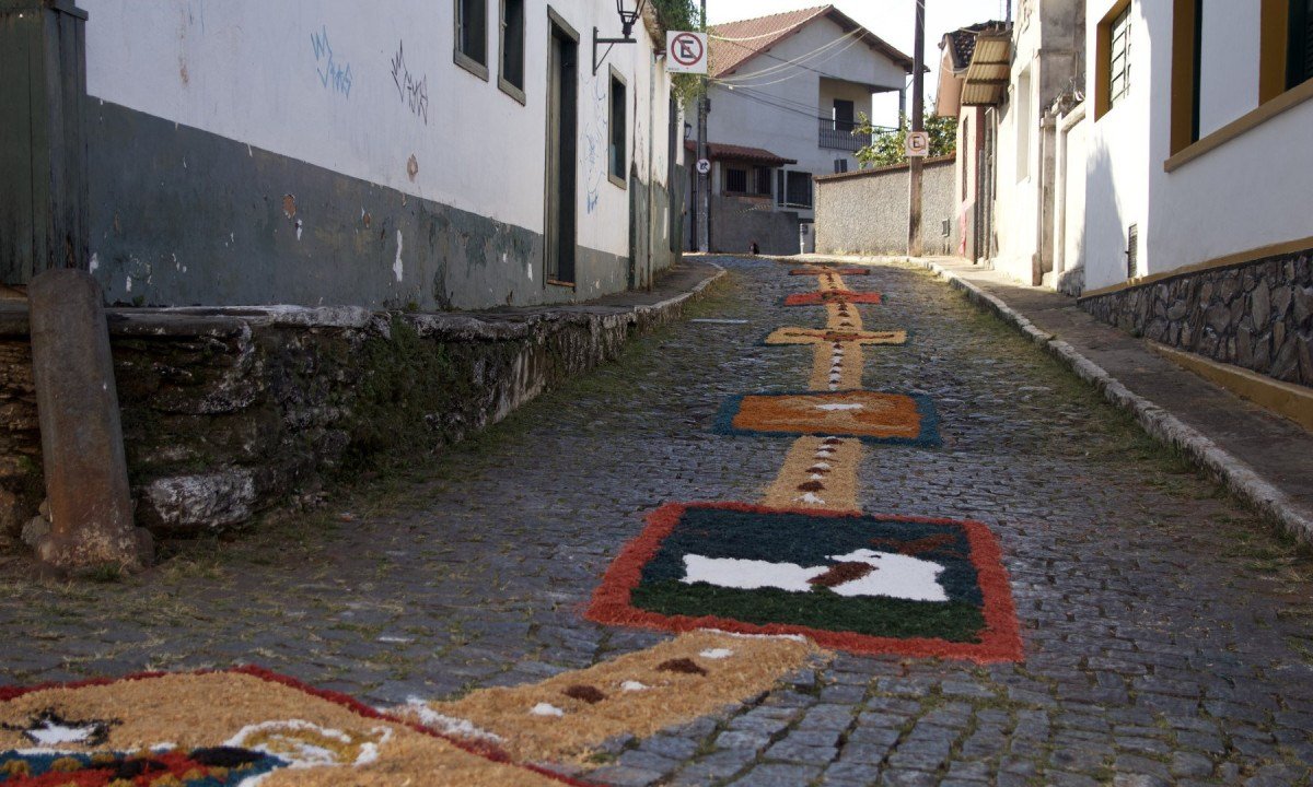 A tradição dos tapetes de Corpus Christi reuniu moradores de diferentes gerações nas ruas históricas de Sabará.-Lívia Píramo/Prefeitura de Sabará/divulgação