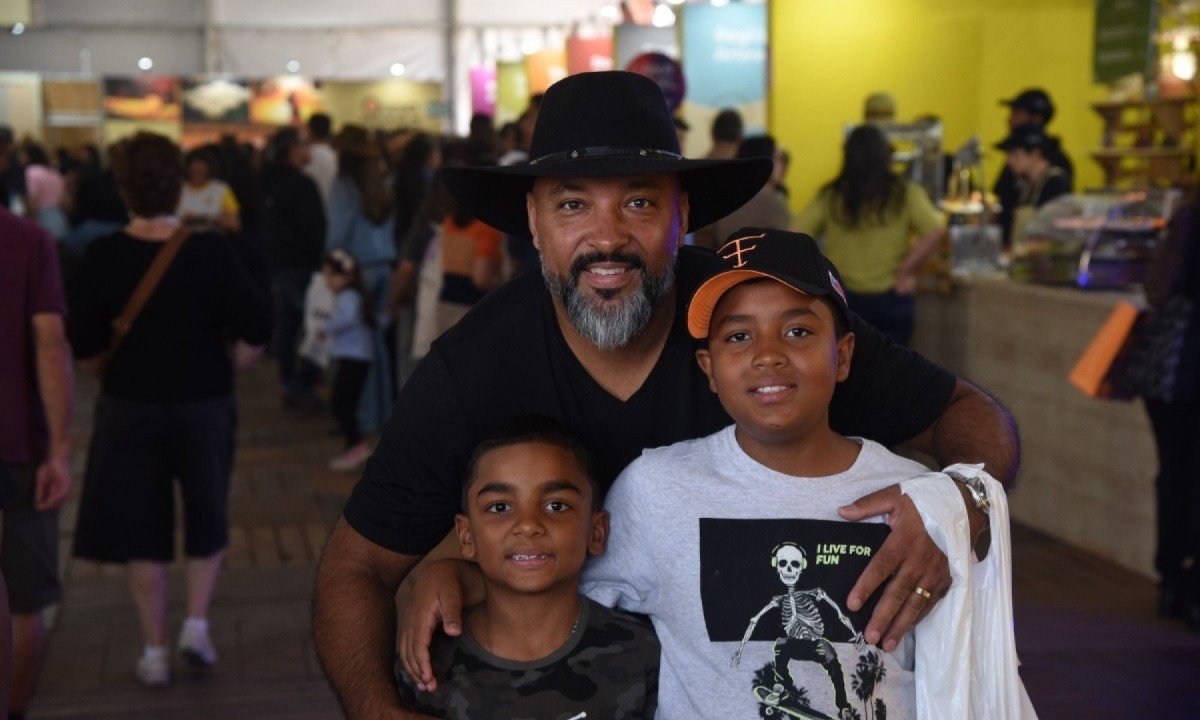 Visitando a feira pela primeira vez, Jailson Menezes de Carvalho foi ao evento acompanhado dos filhos, Caio e Gael