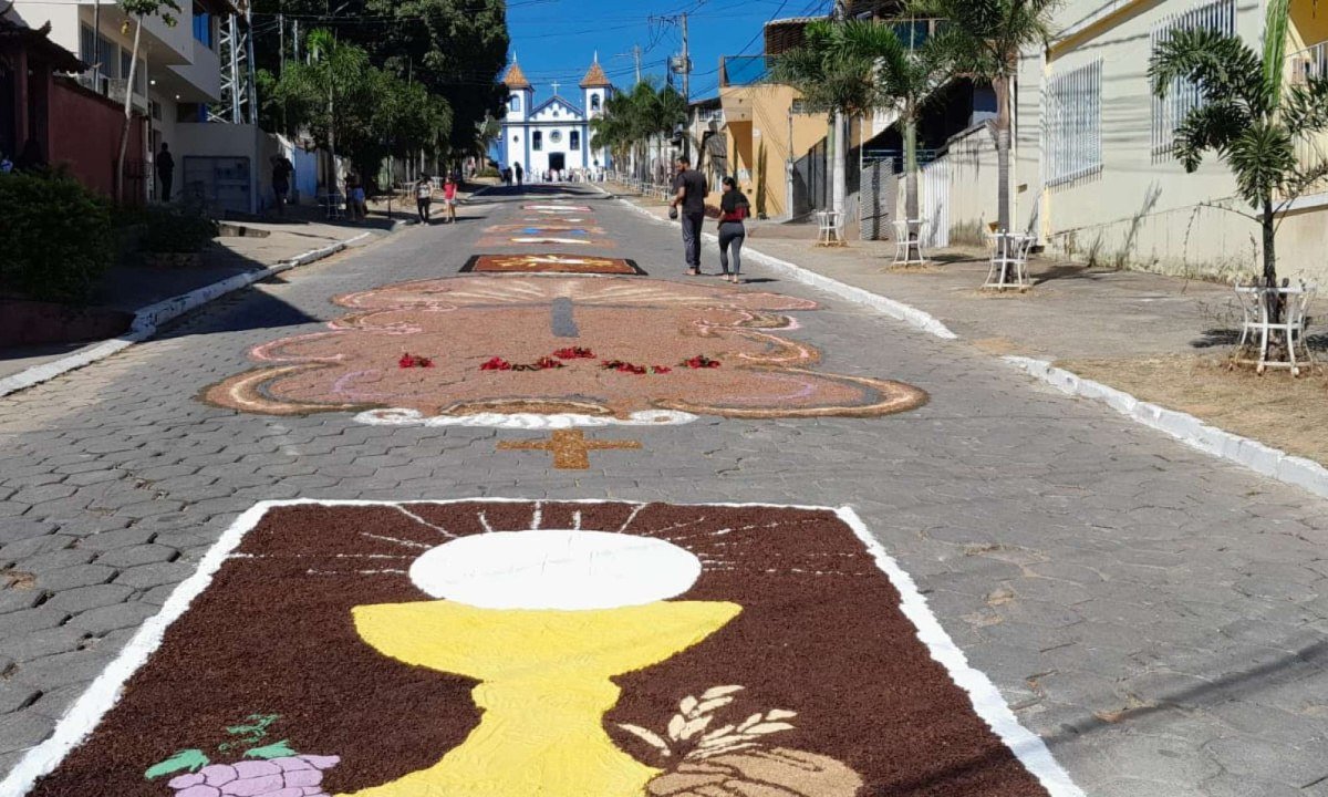 Os tradicionais tapetes coloridos transformaram a Avenida Benedito Valadares em um caminho de fé para a procissão de Corpus Christi.-Gustavo Werneck/EM/D.A Press