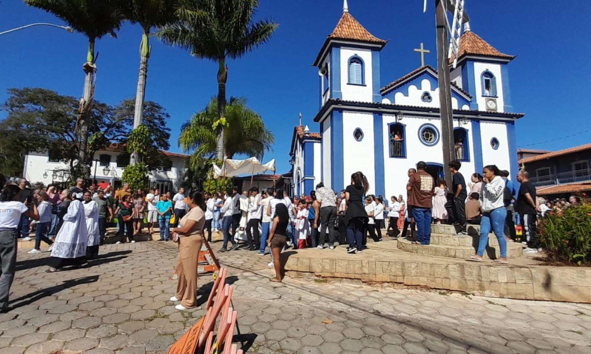 Cerca de 300 voluntários participaram da montagem dos tapetes de Corpus Christi em frente à Matriz Nossa Senhora da Conceição, em Jaboticatubas.-Gustavo Werneck/EM/D.A Press