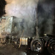 Carreta é destruída por incêndio em Ressaquinha - Reproução/CBMMG