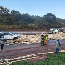 Carreta tomba, motorista morre e BR-381 está interditada na Grande BH - Corpo de Bombeiros/Reprodução