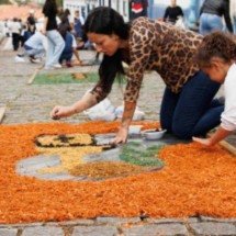 Alunos da rede municipal participam da montagem dos tapetes em Sabará - Lívia Píramo