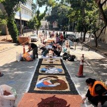 Celebração de Corpus Christi mobiliza fiéis na montagem de tapetes em BH - Edésio Ferreira/EM/D.A Press