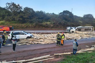 Carreta tomba, motorista morre e BR-381 está interditada na Grande BH