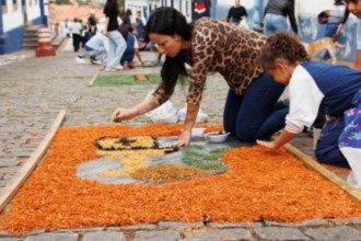 Alunos da rede municipal participam da montagem dos tapetes em Sabará