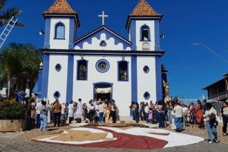 Tradição de Corpus Christi colore ruas e reúne fiéis na Grande BH
