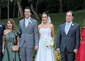 Os noivos Pedro Henrique e Luiza com os pais Pedro Augusto da Silva, F&aacute;tima Fialho, Gilberto e Edilene Oliveira -  (crédito: Isabela Teixeira da Costa/EM/D.A Press)