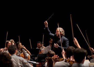 Para o maestro Rodrigo Toffolo, a contemporaneidade pede uma orquestra cada vez mais próxima do grande público -  (crédito: Íris Zanetti/Divulgação)