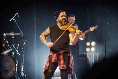 Luciano Reis come&ccedil;ou a carreira como violinista de m&uacute;sica cl&aacute;ssica, mas diz que foi mordido pelo 'bichinho do rock' -  (crédito: Youtube/reprodu&ccedil;&atilde;o)