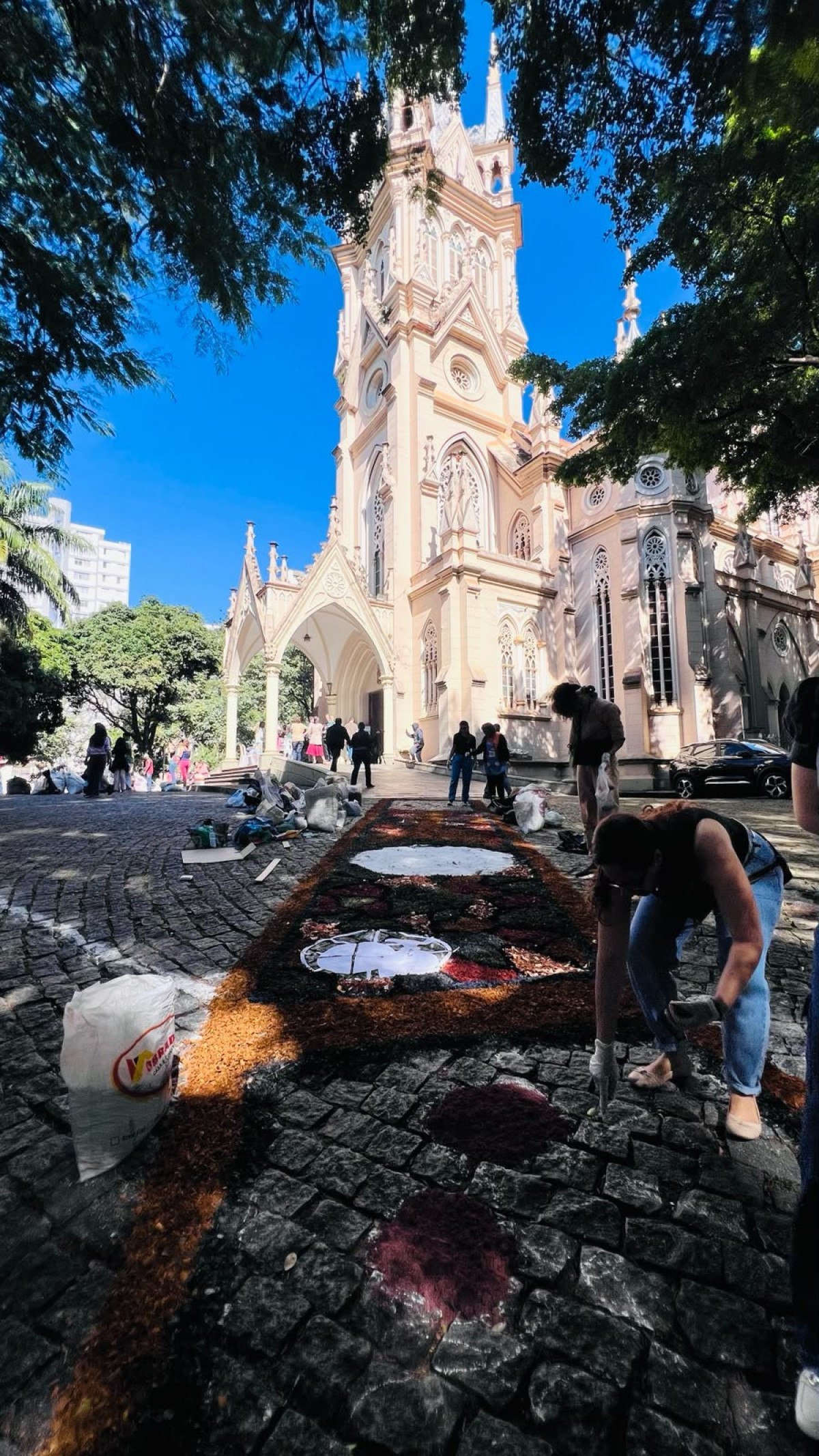Confecção de tapetes devocionais mobiliza comunidades católicas em diferentes regiões da capital mineira-Edésio Ferreira/EM/D.A Press