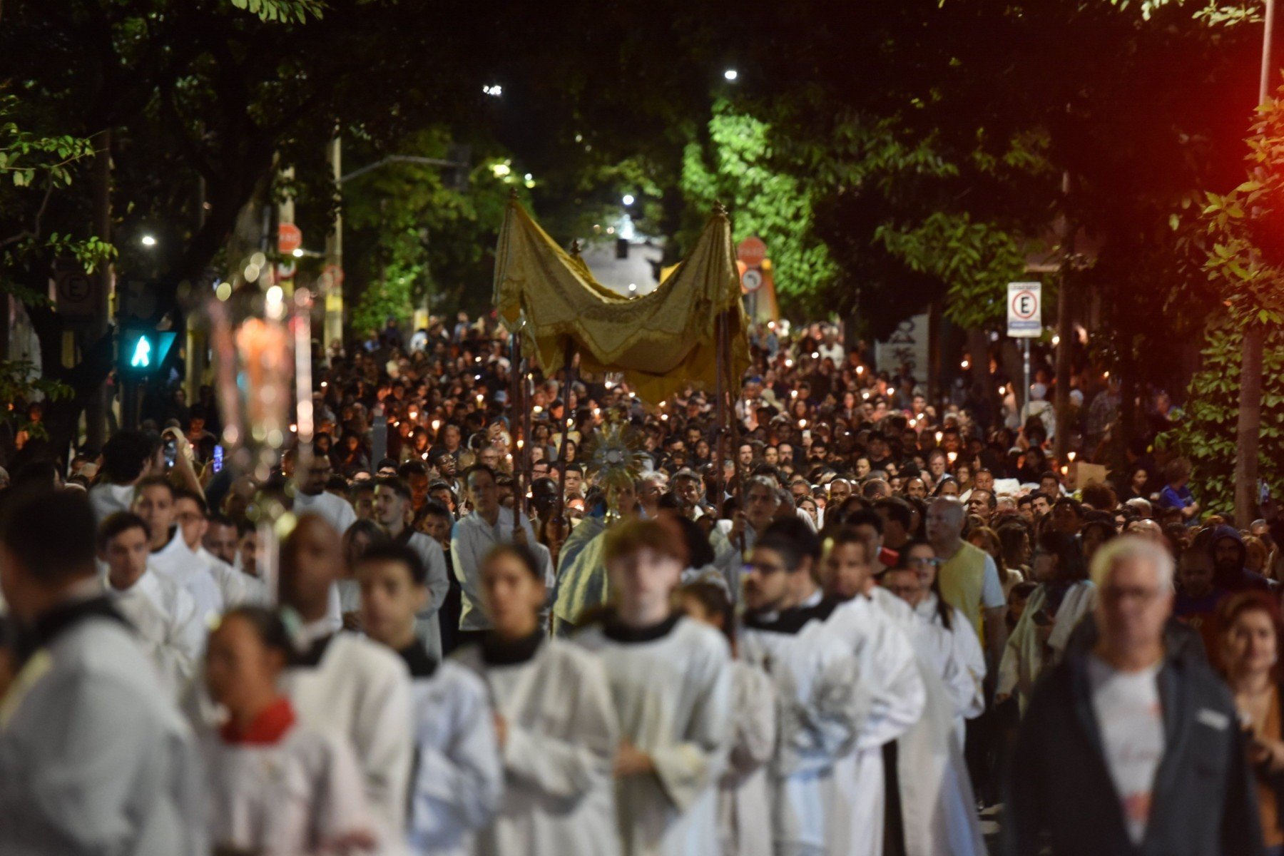 Fiéis seguem em procissão