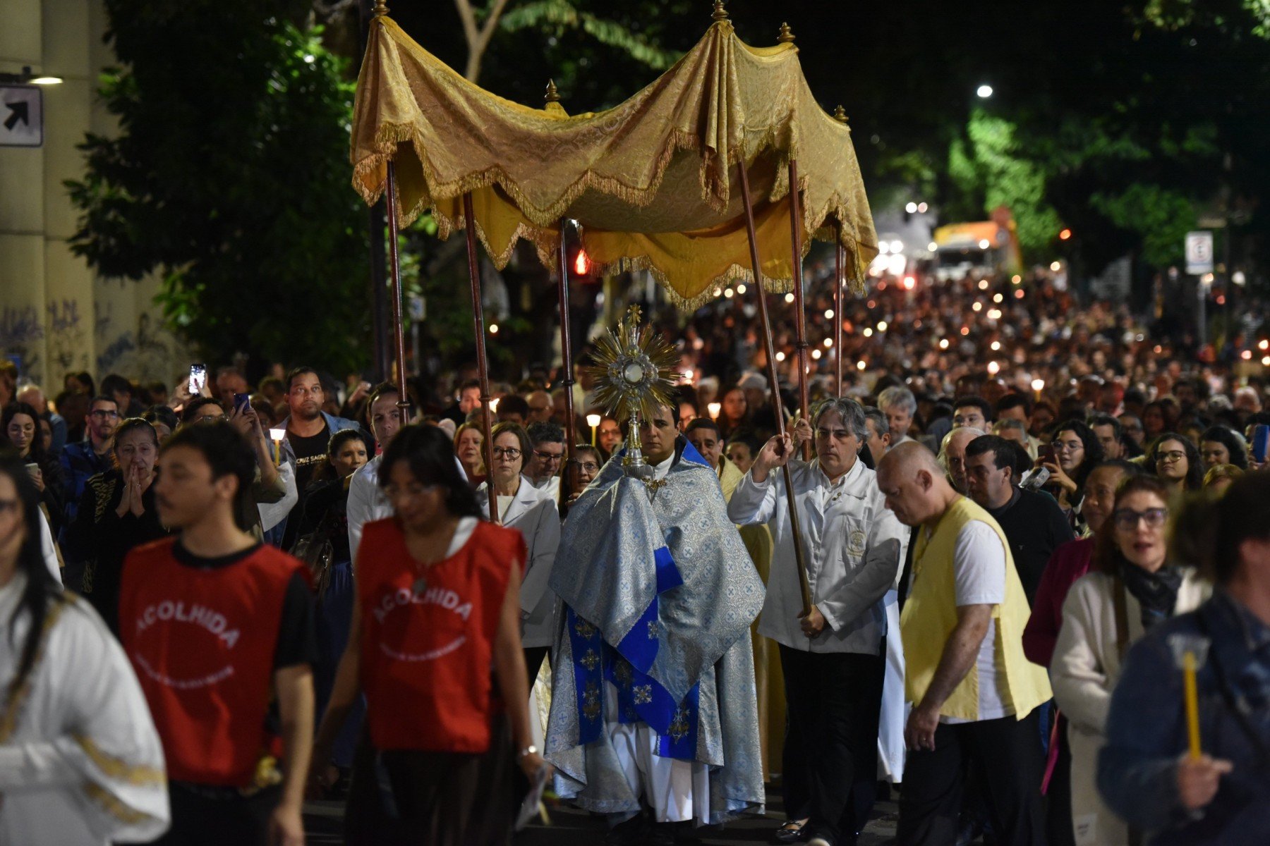 Fiéis seguem em procissão