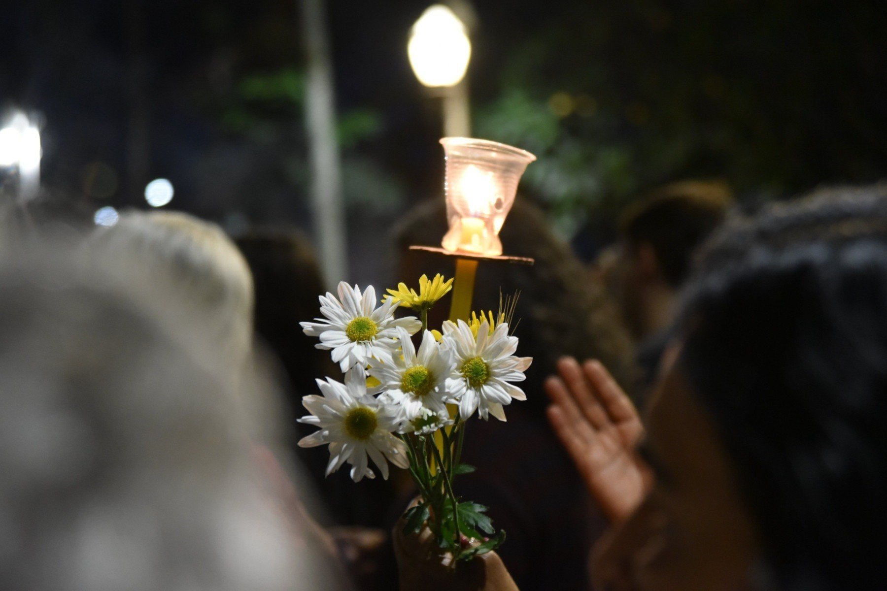 Fiéis carregavam velas durante o cortejo