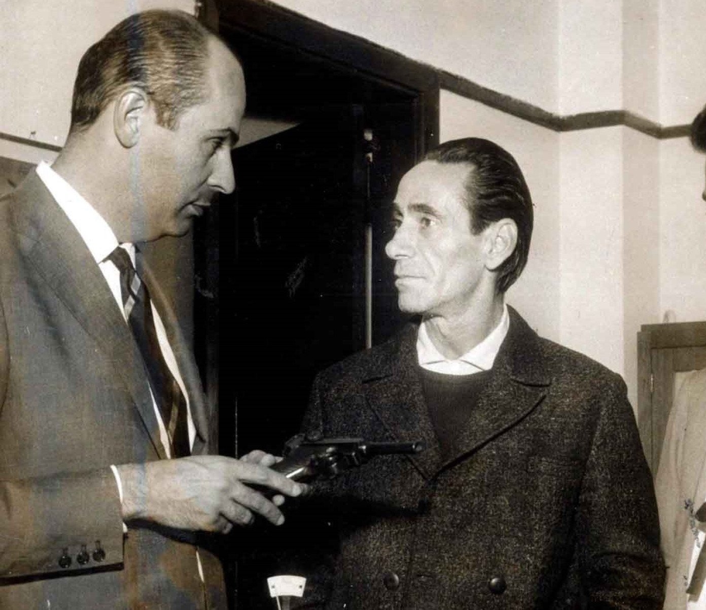 Nelson Gon&ccedil;alves durante a pris&atilde;o em S&atilde;o Paulo, em maio de 1966. Acusado de envolvimento com coca&iacute;na, o cantor foi levado ao Departamento de Investiga&ccedil;&otilde;es ap&oacute;s opera&ccedil;&atilde;o policial em sua casa, no Brooklin. A queda do &iacute;dolo da Era do R&aacute;dio chocou o pa&iacute;s