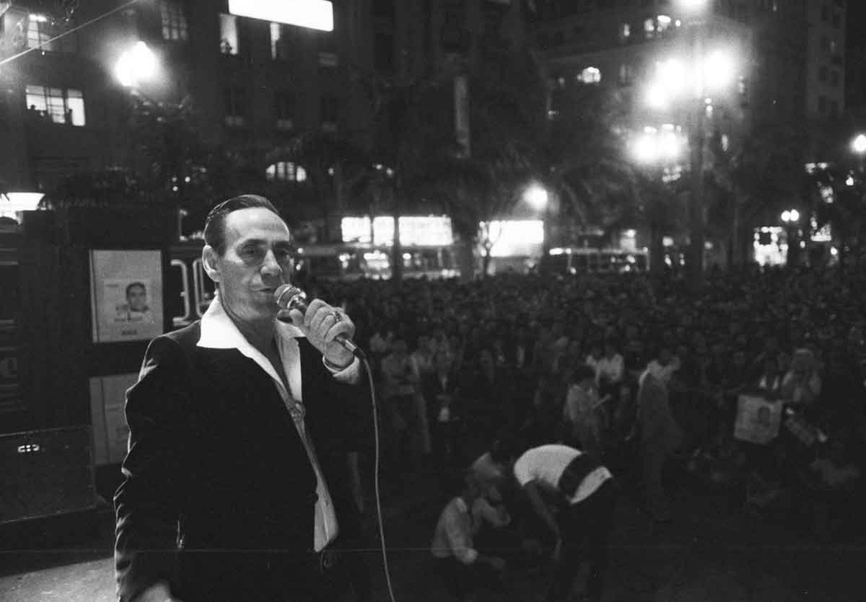 Nelson Gon&ccedil;alves durante show na Pra&ccedil;a da S&eacute;, em S&atilde;o Paulo:  Em 1973, conseguiu vencer definitivamente o v&iacute;cio, sempre com o apoio da esposa e dos filhos, e reencontrou o caminho do sucesso