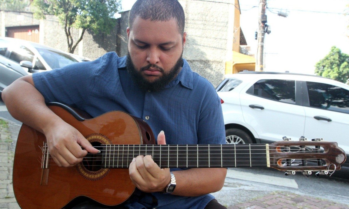 M&uacute;sico Dan Oliveira toca viol&atilde;o na rua do Bairro Santa Tereza, em BH