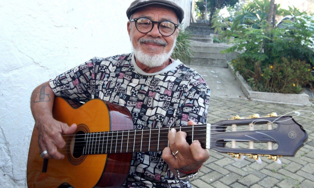 Fl&aacute;vio Boca toca viol&atilde;o em rua do Bairro Santa Tereza, em BH