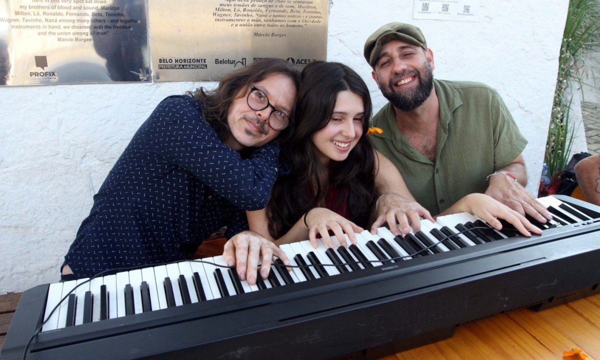 Gabriel Guedes, J&uacute;lia Guedes e Marcelo Dande tocam teclado na rua, no Bairro Santa Tereza, em BH