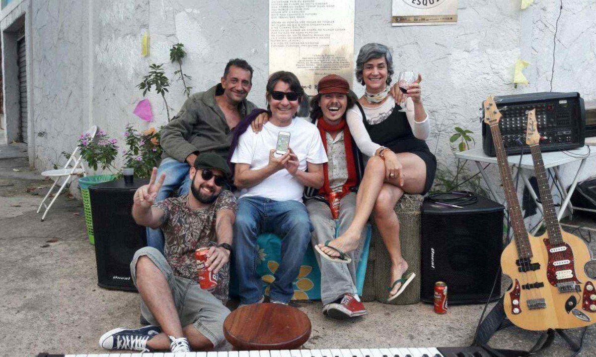  L&ocirc; Borges com amigos no cruzamento das ruas Parais&oacute;polis e Divin&oacute;polis, em BH, ber&ccedil;o do Clube da Esquina 
