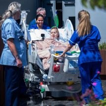 'Tinha me esquecido da sensação de estar ao ar livre': como é a primeira UTI instalada no terraço de um hospital - BBC