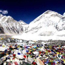 Lixo, equipamentos abandonados e corpos congelados: os desafios que se acumulam nas encostas do Monte Everest - Portal Giro 10