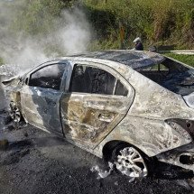 Carro pega fogo após batida e motorista fica ferido em Ribeirão das Neves - Divulgação/CBMMG
