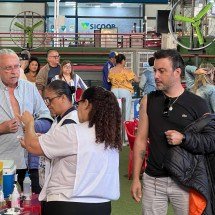 Sob frio, população se vacina contra a gripe no Mercado Central nesta sexta - Edésio Ferreira/EM/DA Press