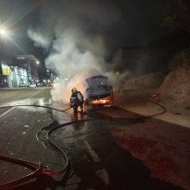 Carro de luxo pega fogo em avenida no interior de MG - CBMMG