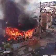 Incêndio consome casa em bairro de Contagem - CBMMG