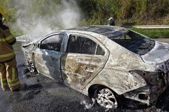 Carro pega fogo após batida e motorista fica ferido em Ribeirão das Neves