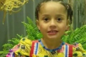 Menina de 6 anos morta por tiro acidental do irmão é enterrada