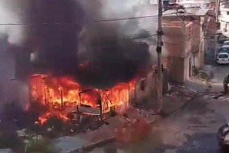 Incêndio consome casa em bairro de Contagem