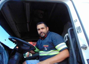 O caminhoneiro Paulo Ricardo Santos Lima critica motoristas imprudentes e conta que tem medo de 'ir e não voltar' ao passar pela BR-251 -  (crédito: Luiz Ribeiro/EM/D.A Press)