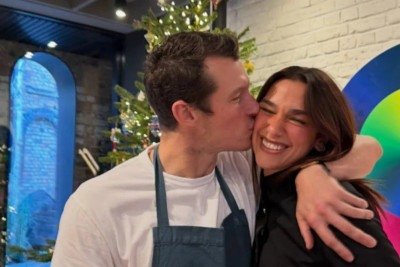 O relacionamento entre Dua Lipa e Callum Turner se tornou p&uacute;blico no in&iacute;cio de 2024. Em julho desse mesmo ano, os dois assumiram o romance nas redes sociais e, meses depois, surgiram os rumores de noivado, que depois foram confirmados pela artista. O ator, conhecido por estrelar filmes da franquia "Animais Fant&aacute;sticos", teria pedido a m&atilde;o da artista durante as comemora&ccedil;&otilde;es de Natal.
 -  (crédito: Reprodu&ccedil;&atilde;o / Instagram)