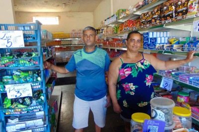 Haroldo e SIziene na mercearia montada em Francisco Sá com o que pouparam no litoral de SP  -  (crédito: Luiz Ribeiro/EM/DA Press)