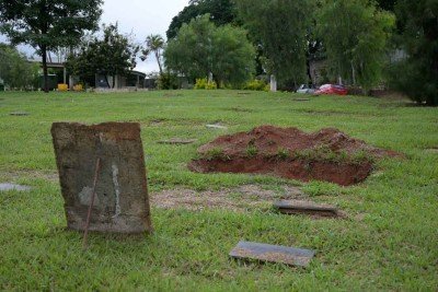 Segundo a administração municipal, os remanescentes humanos levados ao túmulo coletivo não são mais identificados -  (crédito: LEANDRO COURI/EM/D.A PRESS)
