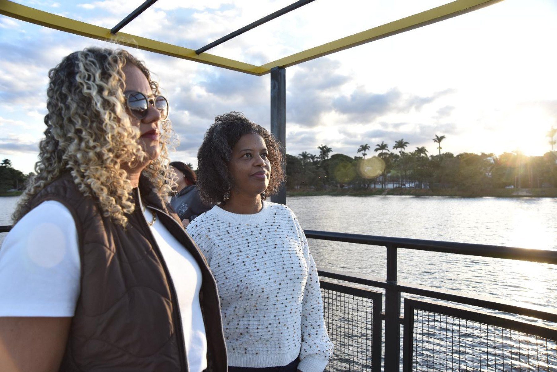 A esquerda, Cristiane Ferreira, de 47 anos, e, a direita, Sirley Silva, de 59,planejavam há tempos andar de Capivarã. Souberam através do site da Prefeitura sobre esse novo horário de funcionamento, mas não tinha ingressos. Chegaram na Pampulha as 15:30 para colocar o nome na lista de espera. O tempo de espera valeu a pena e elas embarcaram. 