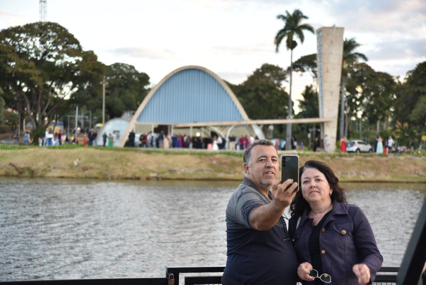 Quando passamos em frente a cerimônia, foi feita uma troca de saudações entre tripulantes, convidados e os recém casados