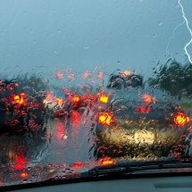Raios e segurança: por que o carro fechado pode te proteger e quais riscos ainda existem durante a tempestade - Portal Giro 10